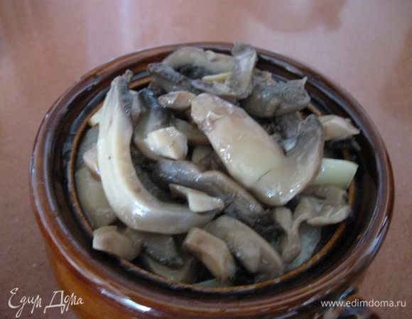 Еще слой картошки и сверху грибы.Солим перчим, заливаем бульоном.