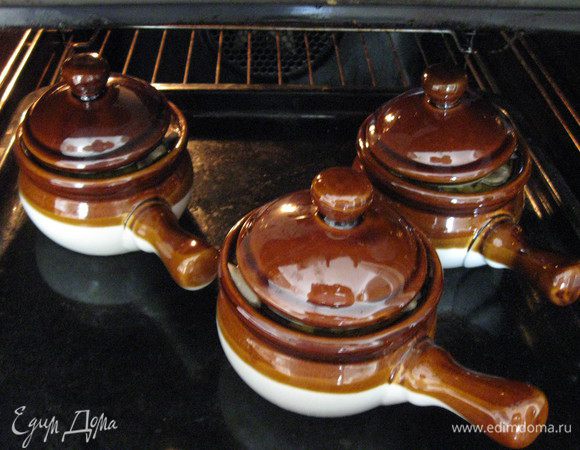 Накрываем крышкой и запекаем при 180С около 40 минут.