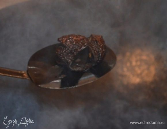 подготавливаем масло, пока луковица не станет чёрной ,