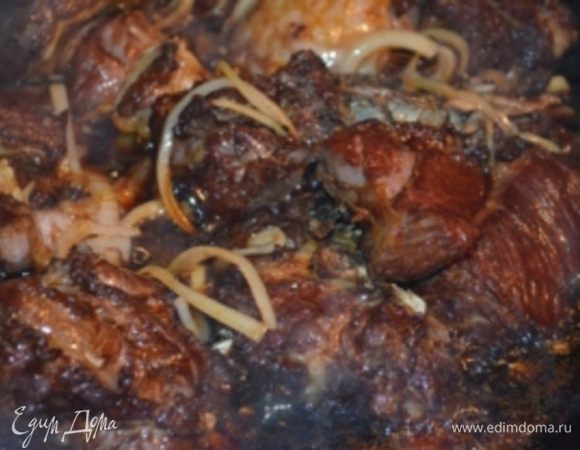 добавляем мясо ,и ждём пока оно подрумянится 10-15 минут 