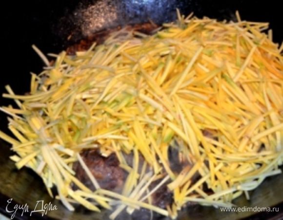 потом морковь ,через 5 минут добавить чуть -чуть воды, 