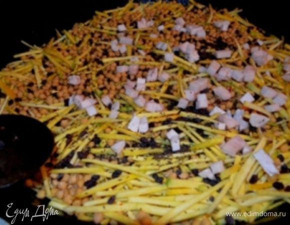 можно покрыть всё марлей,чтобы не смешалось , это и есть фишка самаркандского плова.он отличается от ташкентского тем что рис подают отдельно от мяса,то есть не смешивают.но это не значит,что в разных тарелках.