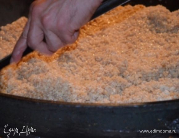 делаем горку и закрываем большой тарелкой и ставим всё на слабый огонь на 40 минут.