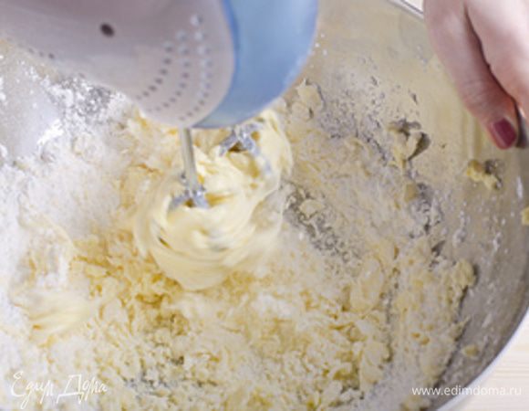 В большую миску помещаем сливочное масло, сахарную пудру, соль и взбиваем все вместе миксером на низкой скорости до получения пышной массы, приблизительно 3 минуты.