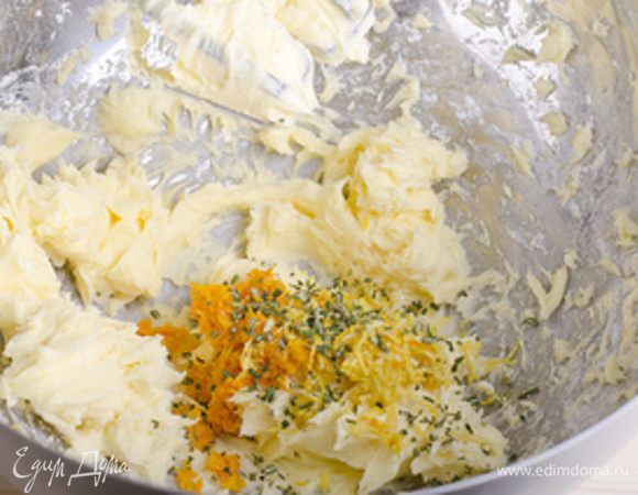 Добавляем ароматические вещества (ванильный экстракт, цедра, розмарин, лаванда на ваш выбор) и взбиваем все вместе еще 2 минуты.