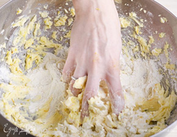 Добавляем муку и быстро перемешиваем с маслом, так чтобы у нас получилась однородная масса, но масло не успело нагреться от тепла рук и тесто не стало слишком мягким.