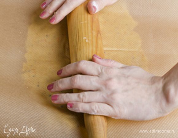 Присыпаем мукой лист бумаги для выпечки,выкладываем поверх тесто и присыпаем его мукой,сверху накрываем еще одним листом бумаги для выпечки и раскатываем тесто скалкой в пласт толщиной 5-7 мм. Отправляем тесто  в листах бумаги в холод на 10-15 минут.
Пока тесто охлаждается разогреваем духовку до 190 градусов.
