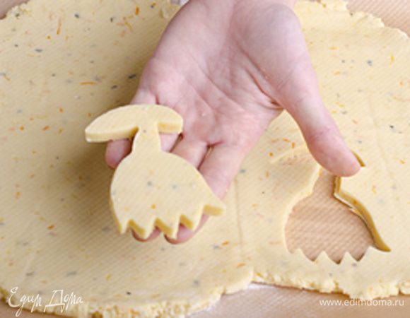 Вырезаем из теста печенье при помощи формочек. Обрезки теста снова раскатываем, охлаждаем и вырезаем следующйю партию печений.