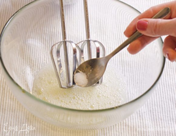 Делаем глазурь. Помещаем яичные белки в небольшую миску и слегка взбиваем миксером на низкой скорости, чтобы они распустились, приблизительно 1 минуту. Добавляем винный камень или лимонную кислоту.