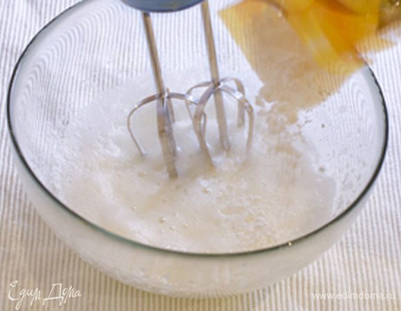 Продолжаем взбивать пока белки не вспенятся, приблизительно 2 минуты. Начинаем всыпать сахарную пудру.
