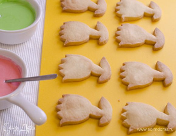 Делим массу на две части и в каждую добавляем несколько капель красителя, в одну чсать красного, в другую - зеленого. Выкладываем на рабочую поверхность остывшее печенье.