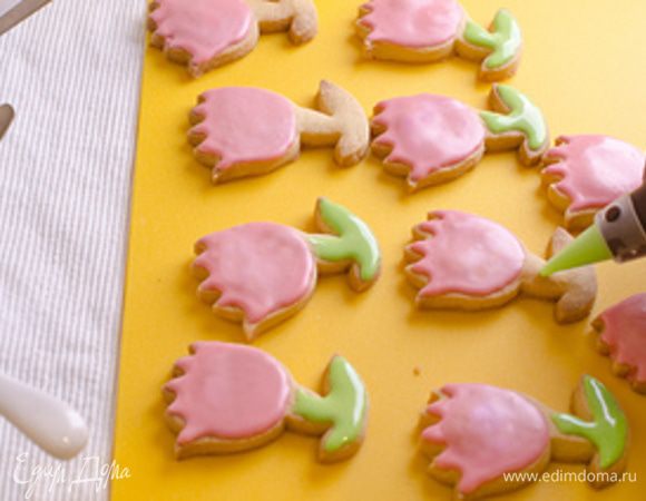 Даем первому цвету глазури слегка застыть и продолжаем декорировать печенье другим цветом.
После декорации даем глазури застыть, примерно 30 минут. Хранить печенье лучше в емкости с плотно прилегающей крышкой.