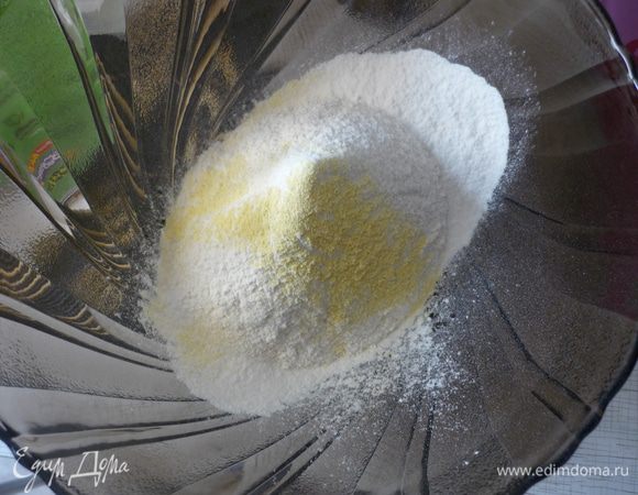 Просеять муку с разрыхлителем, соединить с сахаром. 
