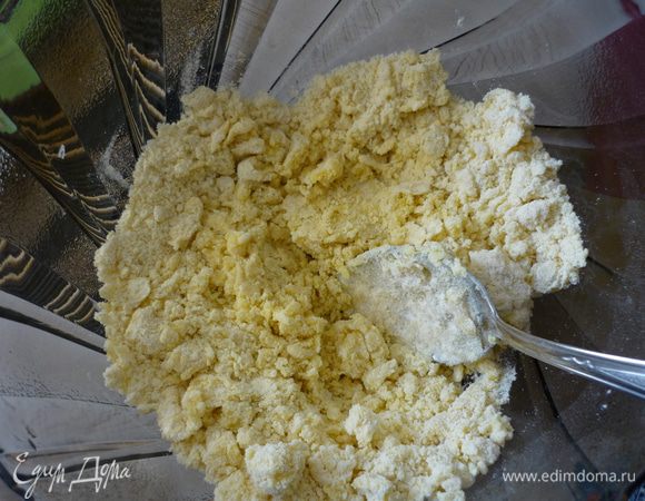 Добавить оливковое масло, яйцо, творог. Перемешать.