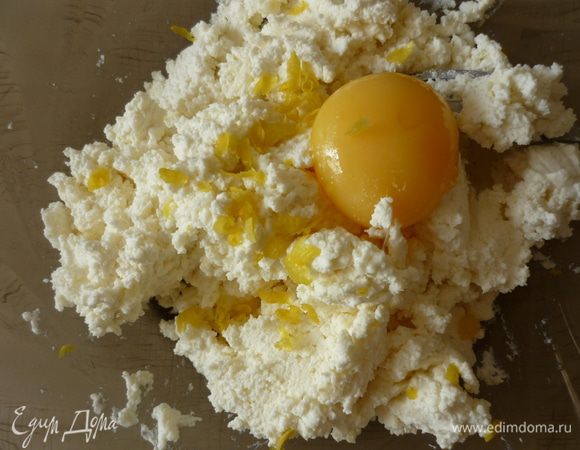Для начинки растереть творог с брынзой. Добавить желток, цедру. Всё перемешать.