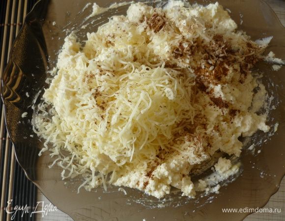 Добавить натёртую на тёрке моцареллу, специи...