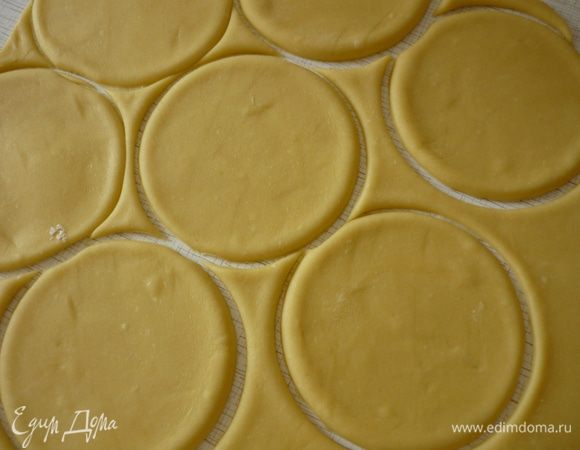 Раскатать тесто (поверхность присыпать мукой), вырезать круги диаметром 10 см.
