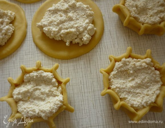 Выложить на каждый круг по 1 ст. ложке творожно-сырной массы. По кругу защипнуть края лепёшек, немного приподняв их. Сверху можно присыпать молотыми семечками.