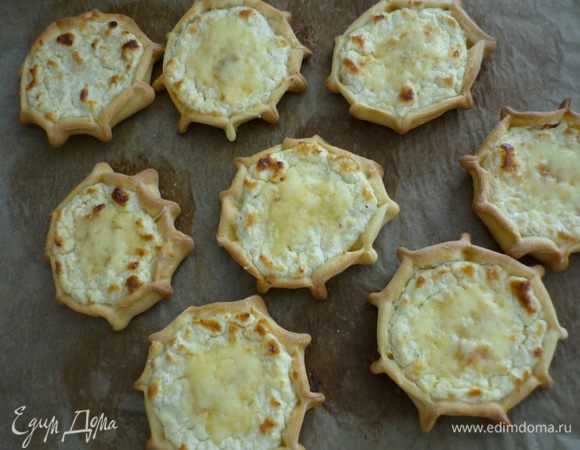 Выложить на бумагу для выпечки и выпекать при 180 гр. в течении 30 минут. По желанию, можно присыпать пирожки натёртым твёрдым сыром и поставить в духовку ещё на пару минут.