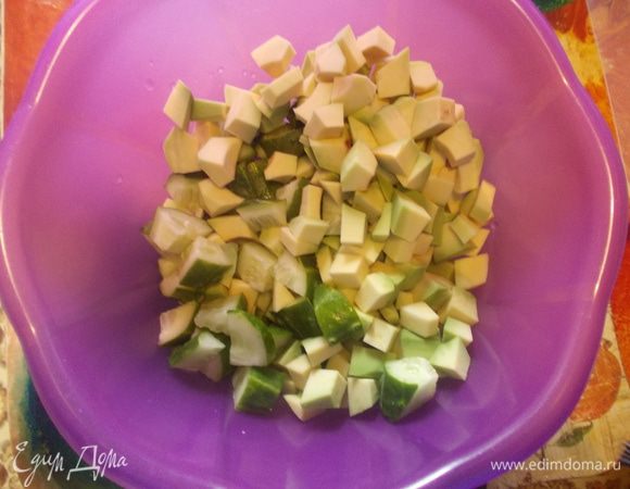 Авокадо и огурцы нарезать кубиками.