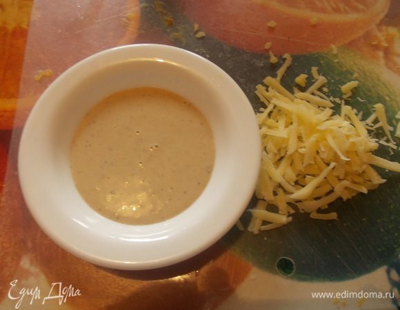 сыр натереть на крупной терке,приготовить заправку.