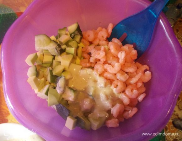 в салатнике смешать огурцы,авокадо,креветки,влить имбирную заправку и перемешать.