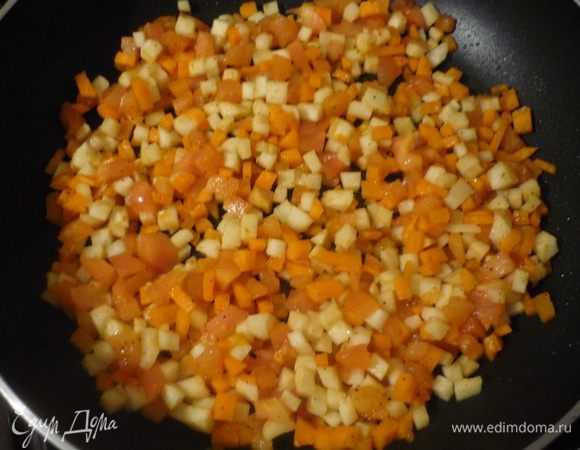 Нарезать кубиками помидоры, сельдерей и морковь, слегка обжарить в масле. 