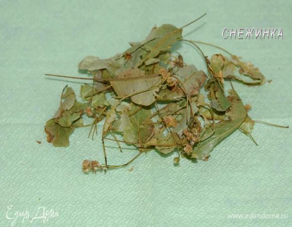 Это сушеная липа. Ее собираю в момент, когда распустились цветочки, они так приятно благоухают!