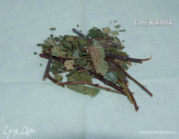 Также я люблю сушить и вишню: ветви с листочками. Лучше их нарезать еще летом, когда листочки зеленые.