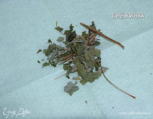 Также сушу листики смородины. Летом добавляю свежие.