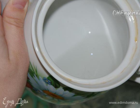 Теперь приступим к завариванию. Заварочный чайник промойте кипятком.