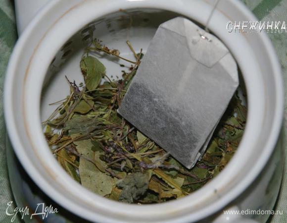 Положите любимые травки. Обычно у меня это горсть липы, вишни, немного чабреца, смородина и пара листочков мяты. Затем добавьте чайный пакетик или 2 ч. л. черного рассыпного чая.