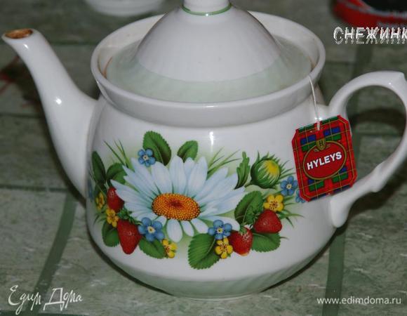 Накройте чайник крышкой и сверху — полотенцем. Оставьте на 5 минут. 