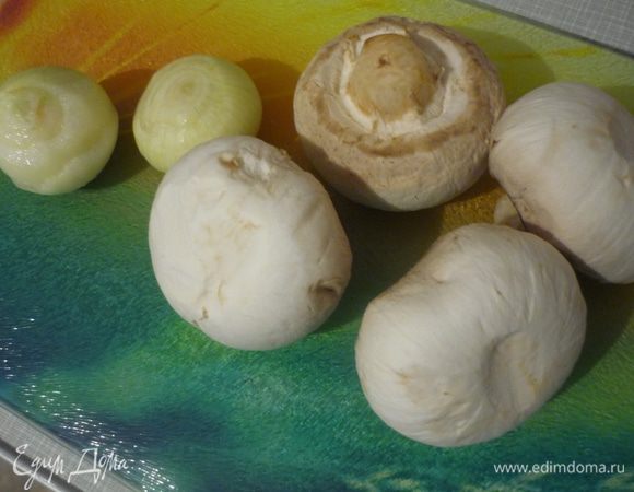 Лук порезать, обжарить. Добавить нарезанные шампиньоны, жарить ещё 5-7 минут.