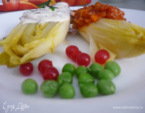 Цикорий выложить на тарелку, на одну половинку - грибной соус, на другую - томатный.  Украсить зел.горошком, петрушкой и ягодами калины.