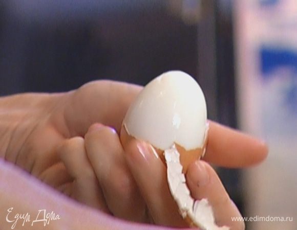 Яйцо отварить в подсоленной воде так, как вам нравится, почистить и разломить пополам.