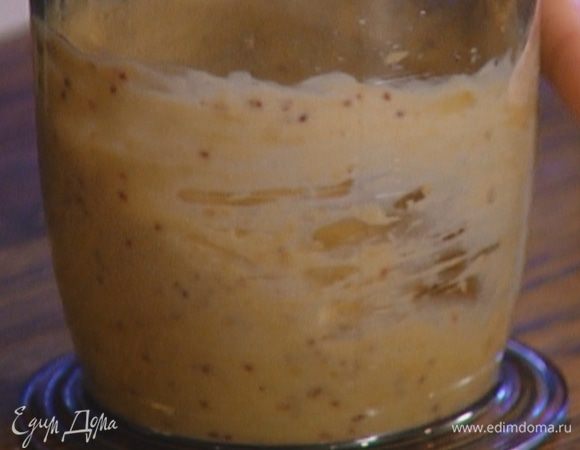 Приготовить майонез: желток посолить, добавить горчицу и, непрерывно взбивая миксером, вливать оливковое масло — сначала по капле, затем тонкой струйкой. Влить 1–2 ст. ложки лимонного сока и продолжать взбивать до получения однородной массы.