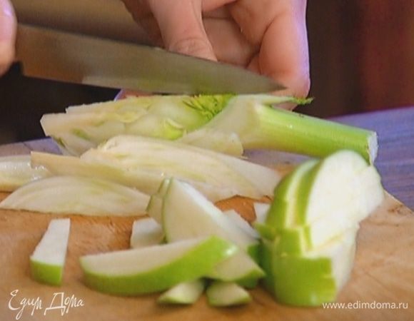 Яблоко, удалив сердцевину, нарезать длинными брусками.
