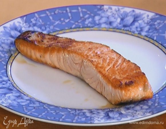 Разогреть сухую сковороду, выложить семгу кожей вниз и обжарить с двух сторон до готовности. Главное — не пережарить!