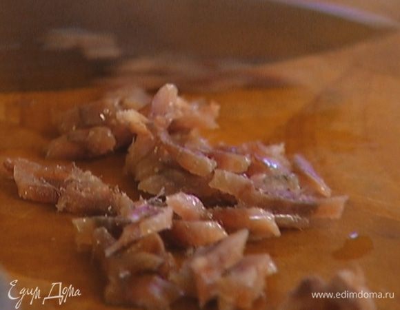 Анчоусы мелко порезать.