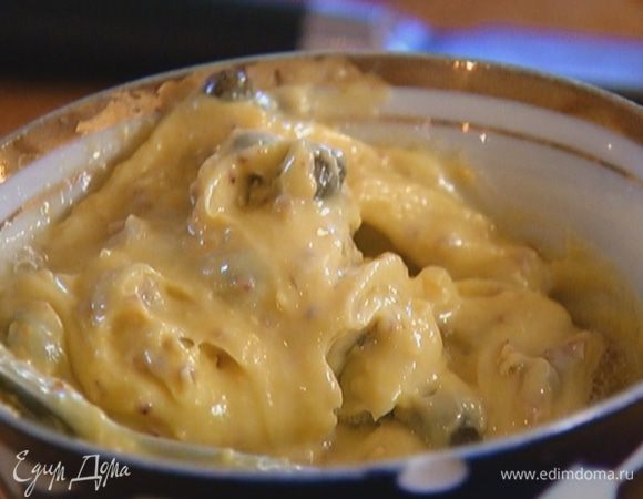 К 2–3 ст. ложкам майонеза добавить анчоусы и каперсы, все перемешать. Если заправка получится слишком густой, влить еще немного лимонного сока.