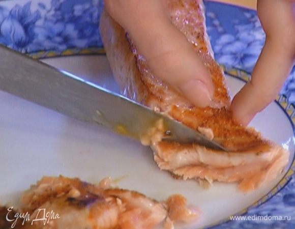 Семгу разобрать на небольшие кусочки.