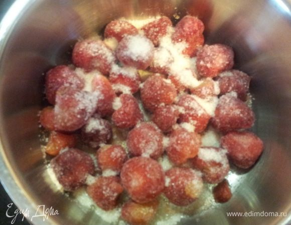 Если у Вас свежие ягоды, то Вам достаточно положить ягоды в блендер, измельчать их. Вот и получился простой клубничный соус. 
Но если же у Вас замороженная клубника то делаем так: Клубнику кладем в кастрюльку, посыпаем ванильным сахаром. 