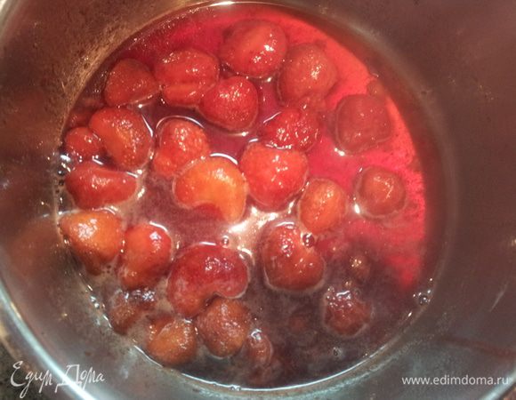 Доводим до кипения и томим минуты 3...