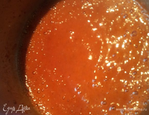 Затем измельчаем все в блендере. Переливаем соус в соусник и отправляет в холодильник. А пока займемся тестом.