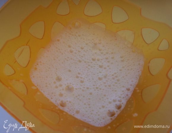 Очень хорошо взбить яйца с сахаром. Добавить крахмал, и еще раз хорошо взбить.