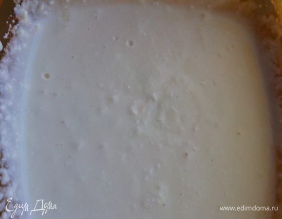 В нашу массу добавляем рикотты и сметану. Хорошо перемешиваем. 