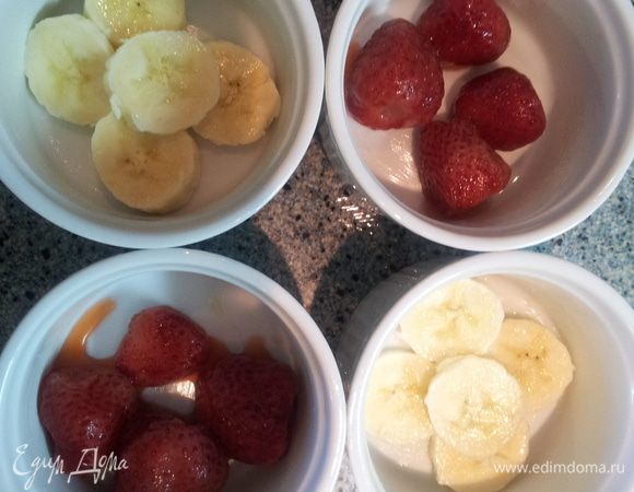 Смазываем формочки маслом. выкладываем фрукты и заливаем творожной массой. Ставим в разогретую до 180 градусов духовку на 25-30 минут, до румяной корочки.