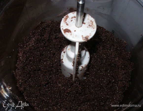 Смешать все ингредиенты. Сначала масло и сахар, затем добавить яйца, - перемешать. Добавить остальные составляющие. Хорошо перемешать.