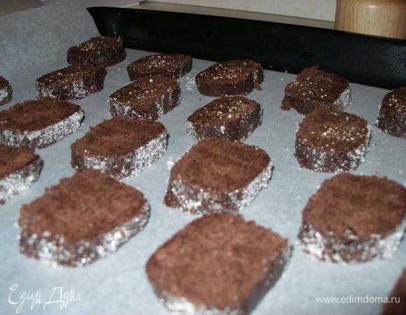 Нарезать тесто на ломтики и выложить на противень, застеленный пергаментом. Посыпать печенье перцем. Я посыпала только половину, чтобы и дети тоже могли попробовать. 